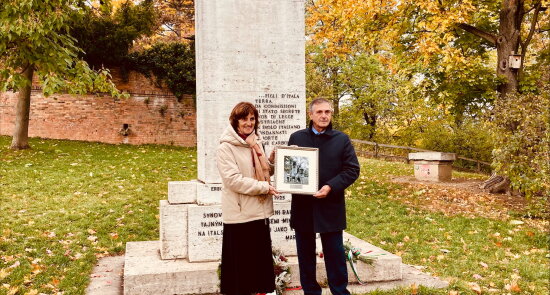 Dojemné setkání - fotografie v příspěvku od sebe dělí více než půl století